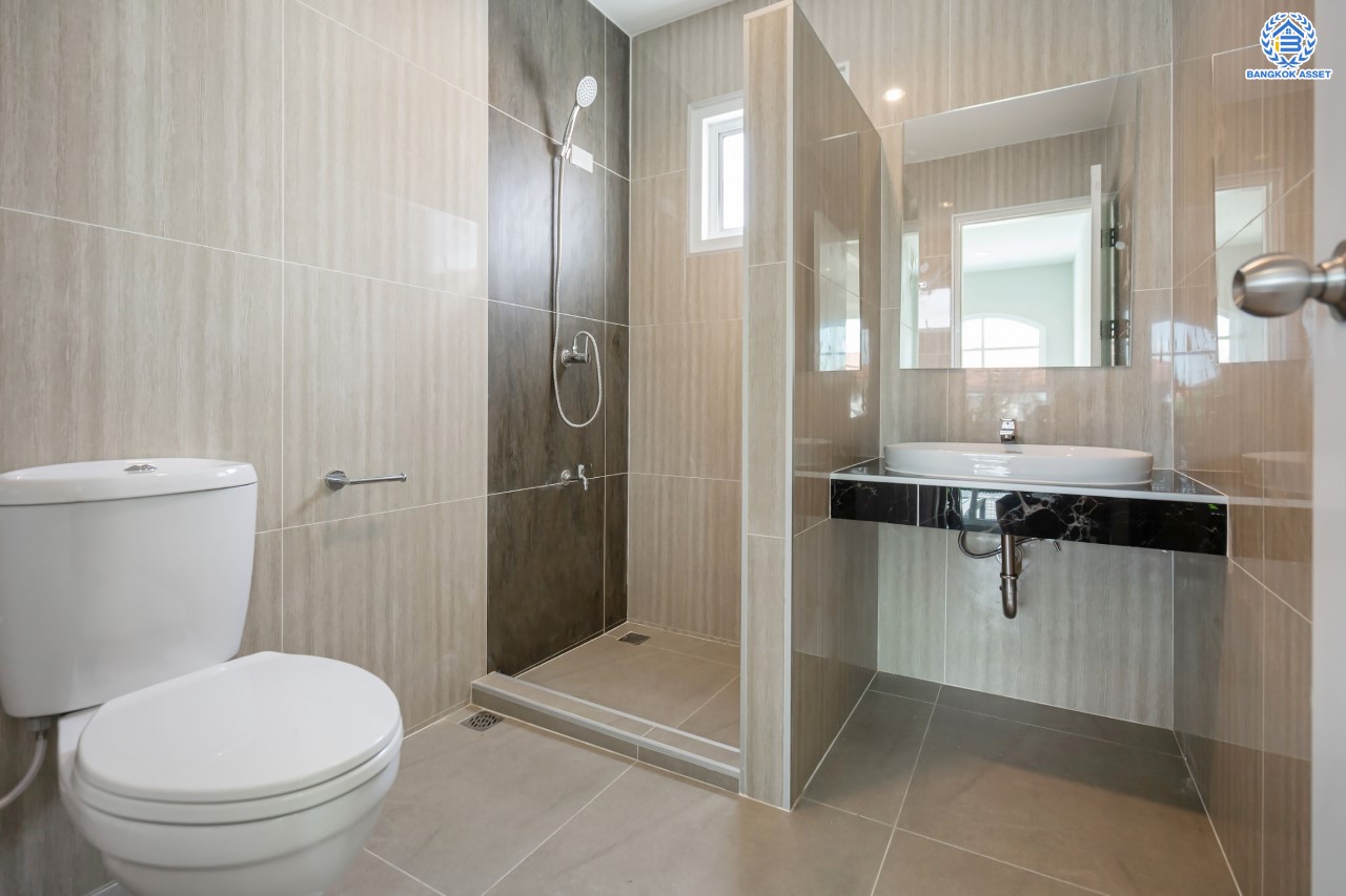 บ้านมือสองตกแต่งใหม่ คุณภาพแบรนด์ LH ม.ชลลดา บางบัวทอง เนื้อที่ 62 ตร.ว. ตกแต่งหรูหรา ฟังก์ชันจัดเต็ม 3 ห้องนอน 2 ห้องน้ำ จอดรถได้ 2 คัน พร้อม Facilities ครบ! บนทำเลคุณภาพ เชื่อมต่อได้หลายเส้นทาง ใกล้เซ็นทรัลเวสต์เกต และรถไฟฟ้า "สถานีบางพลู"